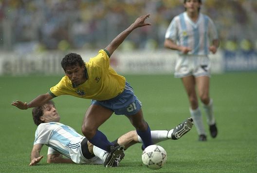 24 Jun 1990: Careca (centre) of Brazil is fouled during the World Cup second round match against Argentina in Turin, Italy. Argentina won the match 1-0. Mandatory Credit: Allsport UK /Allsport Quando Maradona ricordò su Instagram Italia ’90: “La mia Argentina ha dato tutto e lo rifarebbe” - immagine 1