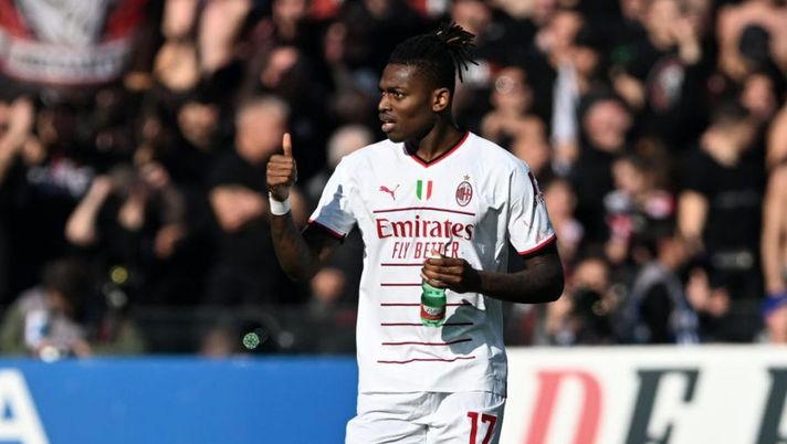 SALERNO, ITALY - JANUARY 04: Rafael Leao of AC Milan celebrates after scoring the 0-1 goal during the Serie A match between Salernitana and AC MIlan at Stadio Arechi on January 04, 2023 in Salerno, Italy. (Photo by Francesco Pecoraro/Getty Images) Sky: “Leao, aumenta la fiducia del Milan: ecco il dettaglio dell’offerta e con il padre…” - immagine 1