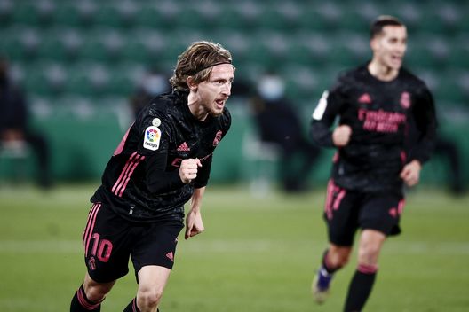 ELCHE, SPAIN - DECEMBER 30: Luka Modric of Real Madrid celebrates after scoring his sides first goal during the La Liga Santander match between Elche CF and Real Madrid at Estadio Martinez Valero on December 30, 2020 in Elche, Spain. Sporting stadiums around Spain remain under strict restrictions due to the Coronavirus Pandemic as Government social distancing laws prohibit fans inside venues resulting in games being played behind closed doors. (Photo by Eric Alonso/Getty Images) 150 volte Modric, il centrocampista nel club dei grandissimi: con tanta “Italia”…- immagine 2