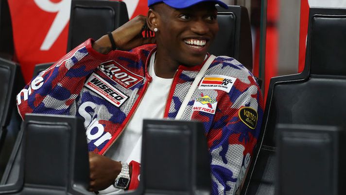 MILAN, ITALY - SEPTEMBER 18: Rafael Leao of AC Milan reacts from the bench prior to the Serie A match between AC Milan and SSC Napoli at Stadio Giuseppe Meazza on September 18, 2022 in Milan, Italy. (Photo by Marco Luzzani/Getty Images) Costacurta: “Leao, c’è un limite a tutto: situazione chiara. Lo darei via subito se…” - immagine 1