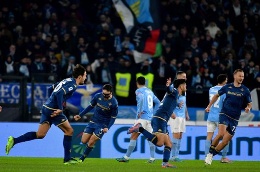 ROME, ITALY - JANUARY 29: Nicolas Gonzalez of ACF Fiorentina celebrates a first goal with his team mates during the Serie A match between SS Lazio and ACF Fiorentina at Stadio Olimpico on January 29, 2023 in Rome, Italy. (Photo by Marco Rosi - SS Lazio/Getty Images) Nico Gonzalez