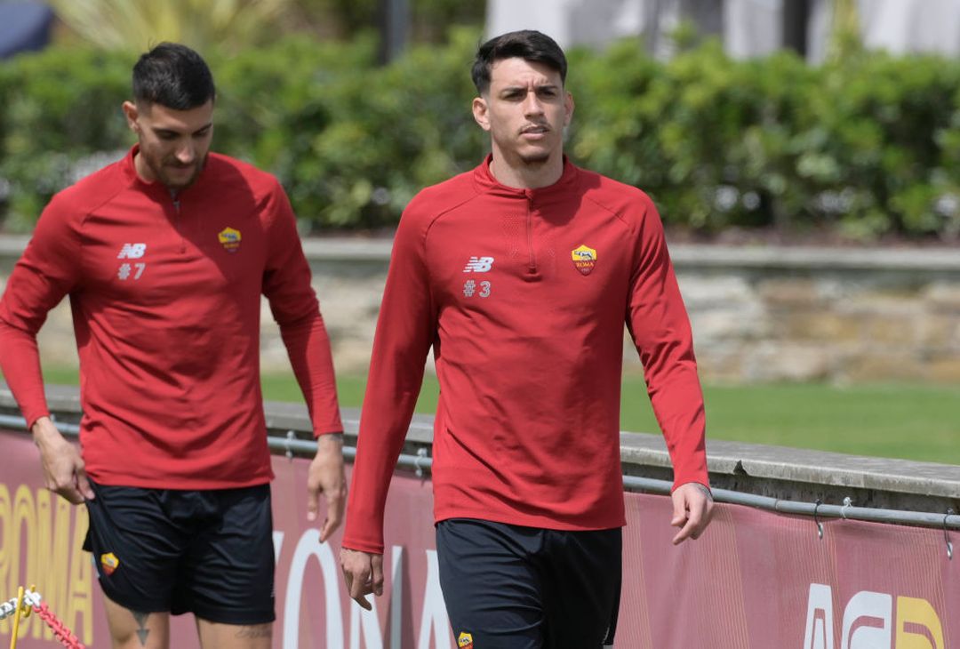  ROME, ITALY - APRIL 22: AS Roma players Roger Ibanez and Lorenzo pellegrini during training session at Centro Sportivo Fulvio Bernardini on April 22, 2022 in Rome, Italy. (Photo by Luciano Rossi/AS Roma via Getty Images)  