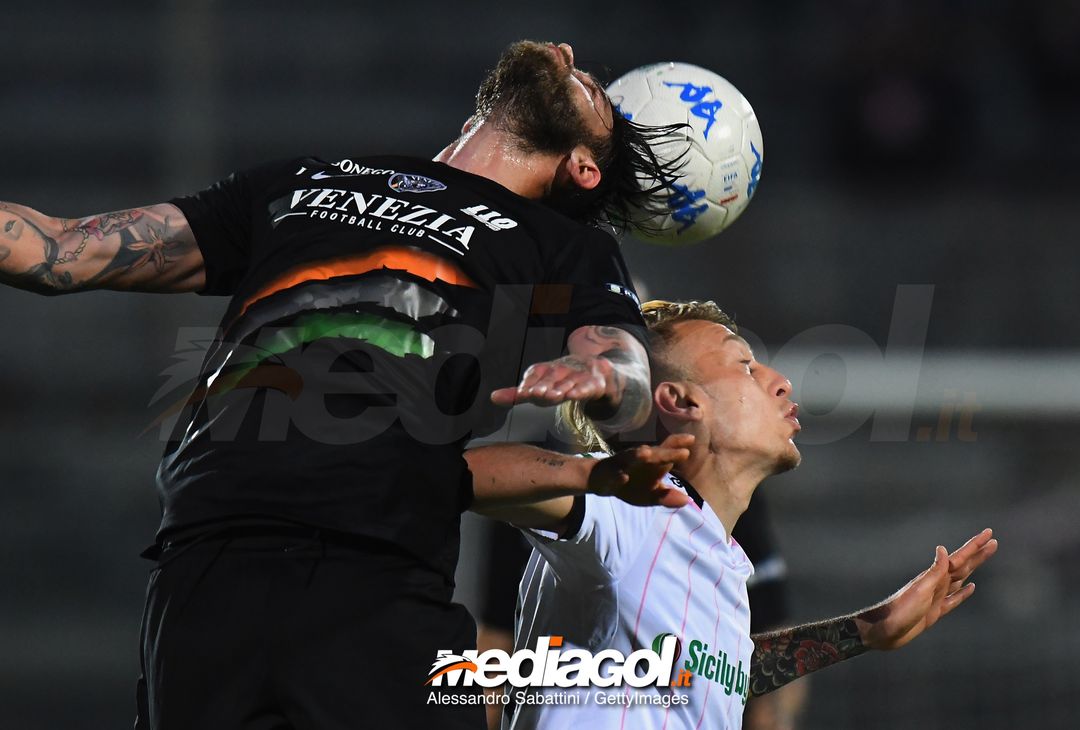  VENICE, ITALY - APRIL 27:  Sergiu Suciu of Venezia FC competes for the ball whit Antonino La Gumina of US Citta di Palermo during the serie B match between Venezia FC and US Citta di Palermo at Stadio Pier Luigi Penzo on April 27, 2018 in Venice, Italy.  (Photo by Alessandro Sabattini/Getty Images) 