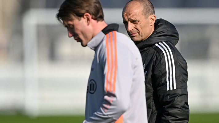 TURIN, ITALY - JANUARY 29: Dusan Vlahovic of Juventus (L) and Massimiliano Allegri, Manager of Juventus (R) during the Juventus Training Session at JTC on January 29, 2022 in Turin, Italy. (Photo by Juventus FC/Juventus FC via Getty Images) “Saper perdere è un’arte, serve talento”. Mourinho e Vlahovic non ne hanno - immagine 1
