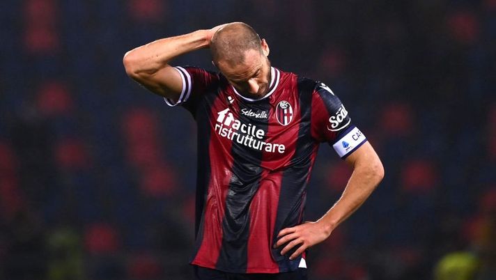 Bologna's Italian defender Lorenzo De Silvestri reacts at the end of the Italian Serie A football match between Bologna and AC Milan at the Renato-Dall'Ara stadium in Bologna on October 23, 2021. (Photo by Marco BERTORELLO / AFP) (Photo by MARCO BERTORELLO/AFP via Getty Images) Bologna, stop De Silvestri e Sansone: le diagnosi ufficiali. In quattro a parte - immagine 1
