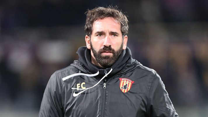 FLORENCE, ITALY - DECEMBER 14: Fabio Caserta manager of Benevento Calcio looks on during the Coppa Itaia match between Fiorentina and Benevento at Artemio Franchi on December 14, 2021 in Florence, Italy. (Photo by Gabriele Maltinti/Getty Images) Play-off Serie B, il Benevento perde a Pisa e abbandona i sogni di promozione - immagine 1