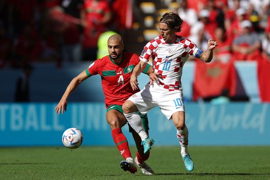 AL KHOR, QATAR - NOVEMBER 23: Luka Modric of Croatia and Sofyan Amrabat of Morocco battle for the ball during the FIFA World Cup Qatar 2022 Group F match between Morocco and Croatia at Al Bayt Stadium on November 23, 2022 in Al Khor, Qatar. (Photo by Lars Baron/Getty Images) Amrabat, esordio da urlo: il viola domina il centrocampo al cospetto di Modric- immagine 2