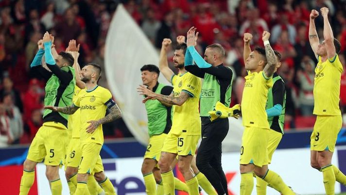 Inter's players celebrate their win at the end of the UEFA Champions League quarter final first leg football match between SL Benfica and Inter Milan at the Luz stadium in Lisbon on April 11, 2023. (Photo by CARLOS COSTA / AFP) (Photo by CARLOS COSTA/AFP via Getty Images) Onana e Acerbi da 7,5, ma non sono i migliori: arrivano due 8 nell’Inter per Gazzetta - immagine 1