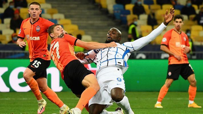 KYIV, UKRAINE - OCTOBER 27: Romelu Lukaku of FC Internazionale competes for the ball with Valeriy Bondar of Shakhtar Donetsk during the UEFA Champions League Group B stage match between Shakhtar Donetsk and FC Internazionale at Olimpiysky on October 27, 2020 in Kyiv, Ukraine. (Photo by Claudio Villa - Inter/Inter via Getty Images) KYIV, UKRAINE - OCTOBER 27: Romelu Lukaku of FC Internazionale competes for the ball with Valeriy Bondar of Shakhtar Donetsk during the UEFA Champions League Group B stage match between Shakhtar Donetsk and FC Internazionale at Olimpiysky on October 27, 2020 in Kyiv, Ukraine. (Photo by Claudio Villa - Inter/Inter via Getty Images)
