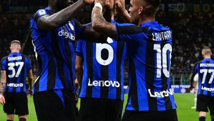 Inter Milan's Argentinian forward Lautaro Martinez (R) celebrates with Inter Milan's Belgian forward Romelu Lukaku after opening the scoring during the Italian Serie A football match between Inter Milan and Spezia on August 20, 2022 at the Giuseppe-Meazza (San Siro) stadium in Milan. (Photo by MIGUEL MEDINA / AFP) (Photo by MIGUEL MEDINA/AFP via Getty Images) Gazzetta: “Inter, idea Lu-La già contro il Napoli. Inzaghi chiaro nella chiamata a Lautaro” - immagine 1