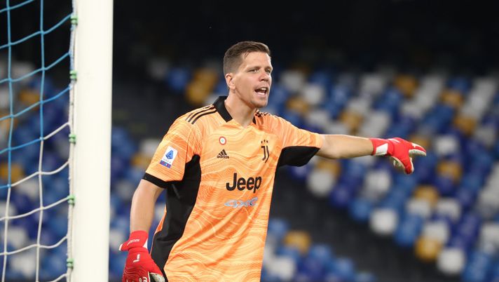 NAPLES, ITALY - SEPTEMBER 11: Wojciech Szczesny of Juventus gestures during the Serie A match between SSC Napoli and Juventus at Stadio Diego Armando Maradona on September 11, 2021 in Naples, Italy. (Photo by Maurizio Lagana/Getty Images) Juve, Szczesny no vax? Con l’Inter in Supercoppa andrà in panchina: il motivo - immagine 1