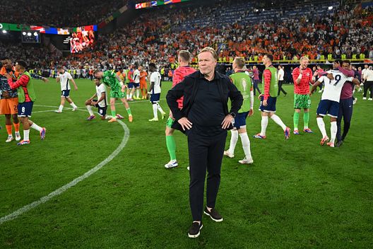 Il commissario tecnico dei Paesi Bassi Ronald Koeman osserva dopo la semifinale di UEFA EURO 2024 tra il vincitore del QF 3 e il vincitore del QF 4 allo stadio di calcio di Dortmund il 10 luglio 2024 a Dortmund koeman