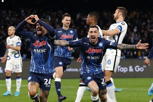 NAPLES, ITALY - FEBRUARY 12: Lorenzo Insigne of SSC Napoli celebrates after scoring the 1-0 goal during the Serie A match between SSC Napoli and FC Internazionale at Stadio Diego Armando Maradona on February 12, 2022 in Naples, Italy. (Photo by Francesco Pecoraro/Getty Images) Napoli-Udinese, previsto il sold-out al Maradona: pochi i biglietti ancora disponibili- immagine 2