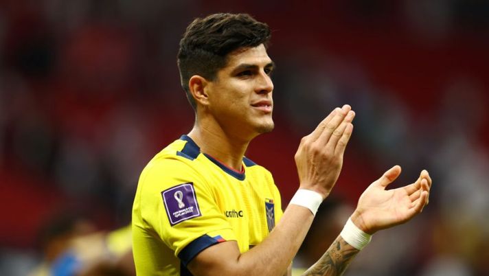 AL KHOR, QATAR - NOVEMBER 20: Piero Hincapie of Ecuador applauds fans after his side's 2-0 victory in the FIFA World Cup Qatar 2022 Group A match between Qatar and Ecuador at Al Bayt Stadium on November 20, 2022 in Al Khor, Qatar. (Photo by Francois Nel/Getty Images) Inter, la Gazzetta: “La dirigenza mette in lista Hincapié se va via Skriniar o Bastoni” - immagine 1