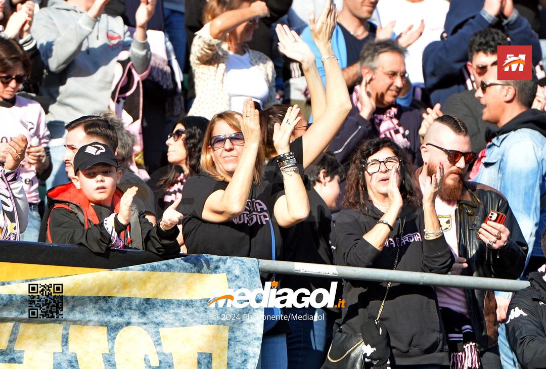 FOTOTIFO Palermo-Como 3-0, gli scatti ai tifosi al “Renzo Barbera” (GALLERY) - immagine 135