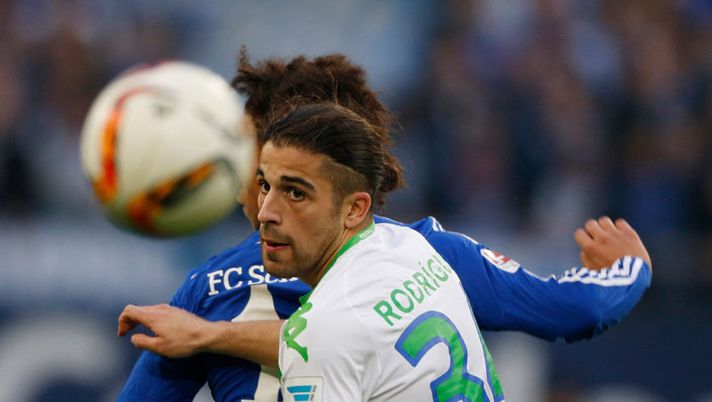Wolfsburg's Swiss defender Ricardo Rodriguez heads the ball during the German Bundesliga first division football match FC Schalke 04 v Wolfsburg in Gelsenkirchen, western Germany on February 6, 2016. / AFP / NORBERT SCHMIDT / RESTRICTIONS: DURING MATCH TIME: DFL RULES TO LIMIT THE ONLINE USAGE TO 15 PICTURES PER MATCH AND FORBID IMAGE SEQUENCES TO SIMULATE VIDEO. == RESTRICTED TO EDITORIAL USE == FOR FURTHER QUERIES PLEASE CONTACT DFL DIRECTLY AT + 49 69 650050
(Photo credit should read NORBERT SCHMIDT/AFP/Getty Images) MERCATO – Milan scatenato: terzo colpo! Offerta per Muriel, Perisic ai saluti, Mertens… - immagine 1