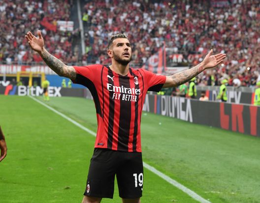MILAN, ITALY - MAY 15: Theo Hernandez of AC Milan celebrates after scoring the second goal during the Serie A match between AC Milan and Atalanta BC at Stadio Giuseppe Meazza on May 15, 2022 in Milan, Italy. (Photo by Claudio Villa/AC Milan via Getty Images) L’algoritmo: Milan all’80% Campione d’Italia, Fiorentina quasi out dall’Europa e Cagliari con un piede in B - immagine 1