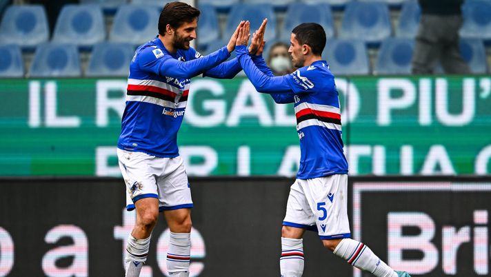 GENOA, ITALY - FEBRUARY 6: Stefano Sensi of Sampdoria (R) celebrates with his team-mate Bartosz Bereszynski after scoring a goal during the Serie A match between UC Sampdoria and US Sassuolo at Stadio Luigi Ferraris on February 6, 2022 in Genoa, Italy. (Photo by Getty Images) 