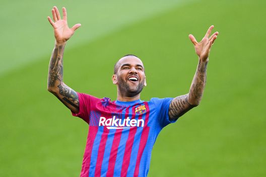 BARCELONA, SPAIN - NOVEMBER 17: Dani Alves reacts as he is presented as a FC Barcelona player at Camp Nou on November 17, 2021 in Barcelona, Spain. (Photo by David Ramos/Getty Images) Dani Alves: “Dembélé deve giocare. Io fuori? Xavi sa cosa penso, accetto la scelta sono qui per aiutare”- immagine 1