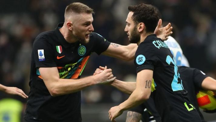 MILAN, ITALY - NOVEMBER 21: Hakan Calhanoglu (R) of FC Internazionale celebrates his goal with his team-mate Milan Skriniar (L) during the Serie A match between FC Internazionale and SSC Napoli at Stadio Giuseppe Meazza on November 21, 2021 in Milan, Italy. (Photo by Marco Luzzani/Getty Images) Gazzetta: “L’Inter verso il Benfica: la scelta su Calhanoglu e Skriniar, Zhang e cosa ha detto Inzaghi”- immagine 1