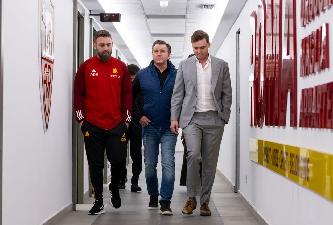 De Rossi riabbraccia la Roma. L’accoglienza a Trigoria – FOTO GALLERY - immagine 8