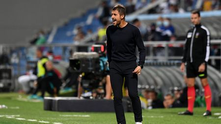 REGGIO NELL'EMILIA, ITALY - OCTOBER 02: Alessio Dionisi, Head Coach of US Sassuolo gives their team instructions during the Serie A match between US Sassuolo v FC Internazionale at Mapei Stadium - Citta' del Tricolore on October 02, 2021 in Reggio nell'Emilia, Italy. (Photo by Alessandro Sabattini/Getty Images) REGGIO NELL'EMILIA, ITALY - OCTOBER 02: Alessio Dionisi, Head Coach of US Sassuolo gives their team instructions during the Serie A match between US Sassuolo v FC Internazionale at Mapei Stadium - Citta' del Tricolore on October 02, 2021 in Reggio nell'Emilia, Italy. (Photo by Alessandro Sabattini/Getty Images)