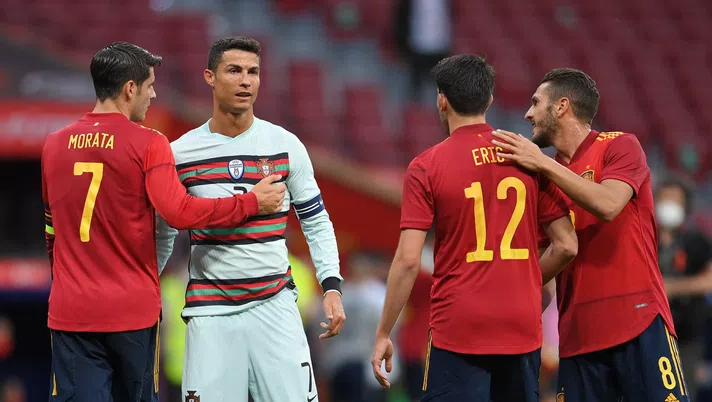 MADRID, SPAIN - JUNE 04: Alvaro Morata, Eric Garcia and Koke of Spain embrace Cristiano Ronaldo of Portugal at the end of the international friendly match between Spain and Portugal at Estadio Wanda Metropolitano on June 04, 2021 in MADRID, Spain. (Photo by David Ramos/Getty Images)