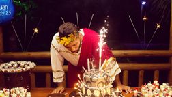 FOTO – Juan spegne 25 candeline in versione Giulio Cesare: toga e corona d’alloro