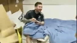 Compleanno Messi, compagni portano regali: c’è anche un bidone con acquasanta (video)