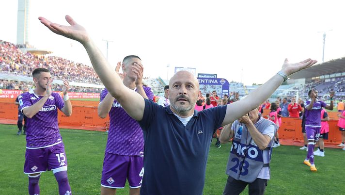 FLORENCE, ITALY - MAY 27: Head coach Vincenzo Italiano manager of ACF Fiorentina greets the fans after during the Serie A match between ACF Fiorentina and AS Roma at Stadio Artemio Franchi on May 27, 2023 in Florence, Italy. (Photo by Gabriele Maltinti/Getty Images) Il futuro non passa da Praga: perché il binomio Italiano-Fiorentina può continuare - immagine 1