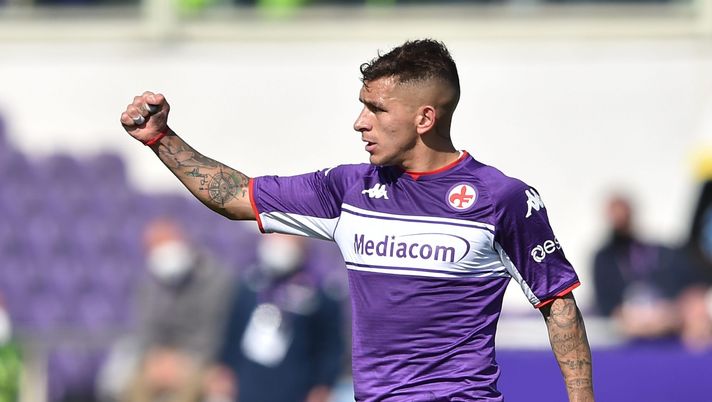 FLORENCE, ITALY - MARCH 13: Lucas Torreira of ACF Fiorentina celebrates after scoring opening goal during the Serie A match between ACF Fiorentina and Bologna FC at Stadio Artemio Franchi on March 13, 2022 in Florence, Italy. (Photo by Giuseppe Bellini/Getty Images) Cecchi: “Nel coro della Fiesole la sintesi dell’anima di Torreira” - immagine 1