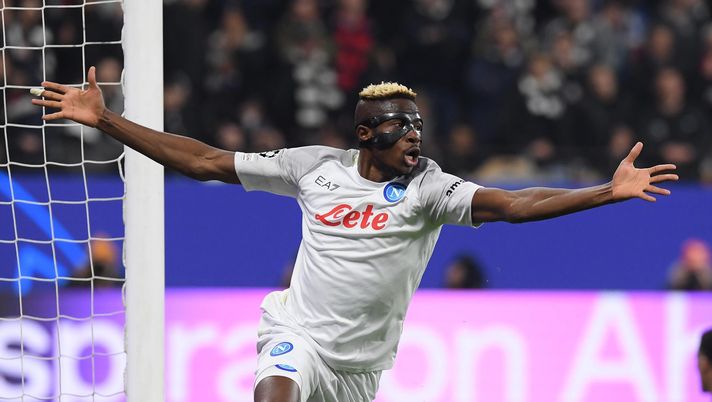 FRANKFURT AM MAIN, GERMANY - FEBRUARY 21: Vìctor Osimhen of Napoli celebrates after scoring the first goal of Napoli during the UEFA Champions League round of 16 leg one match between Eintracht Frankfurt and SSC Napoli at Deutsche Bank Park on February 21, 2023 in Frankfurt am Main, Germany. (Photo by SSC NAPOLI/SSC NAPOLI via Getty Images) Napoli Eintracht