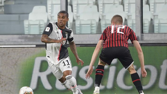 Douglas Costa ed Andrea Conti durante Juventus-Milan di Coppa Italia (credits: GETTY Images) 