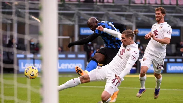 MILAN, ITALY - NOVEMBER 22:  Romelu Lukaku of FC Internazionale competes for the ball with  Simone Verdi of Torino FC during the Serie A match between FC Internazionale and Torino FC at Stadio Giuseppe Meazza on November 22, 2020 in Milan, Italy.  (Photo by Pier Marco Tacca - Inter/Inter via Getty Images)