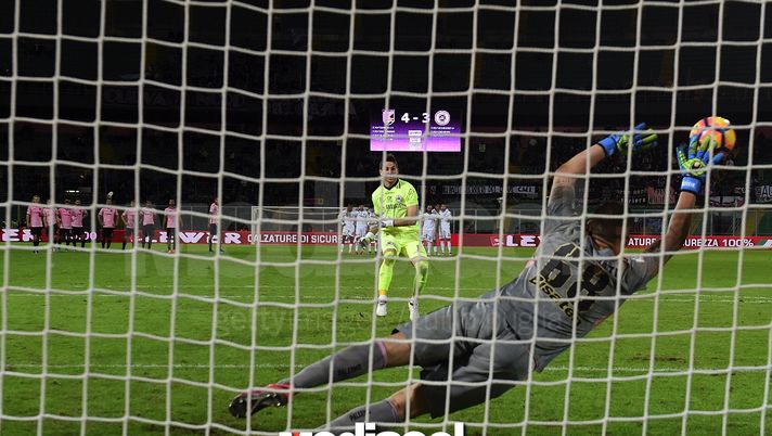 PALERMO, ITALY - NOVEMBER 30:  Leandro Chichizola (C) goalkeeper of Spezia scores a penalty after regular time during the TIM Cup match between US Citta di Palermo and AC Spezia at Stadio Renzo Barbera on November 30, 2016 in Palermo, Italy.  (Photo by Tullio M. Puglia/Getty Images)  Parma-Palermo, carica Chichizola: “In campo per dare qualcosa ai nostri tifosi” - immagine 1