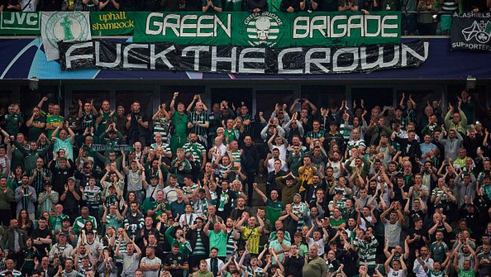 WARSAW, POLAND - SEPTEMBER 14: (EDITOR'S NOTE: Image contains profanity) Fans of Celtic display a flag against the crown during the UEFA Champions League group F match between Shakhtar Donetsk and Celtic FC at The Marshall Jozef Pilsudski's Municipal Stadium of Legia Warsaw on September 14, 2022 in Warsaw, Poland. (Photo by Adam Nurkiewicz/Getty Images) Il derby The Crown: l’omaggio commosso Rangers, il secco Fuck dei tifosi Celtic - immagine 1