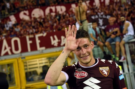  TURIN, ITALY - MAY 28: Andrea Belotti of FC Torino celebrates under FC Turin's fans at the end of Serie A match between FC Torino and US Sassuolo at Stadio Olimpico di Torino on May 28, 2017 in Turin, Italy. (Photo by Pier Marco Tacca/Getty Images) 