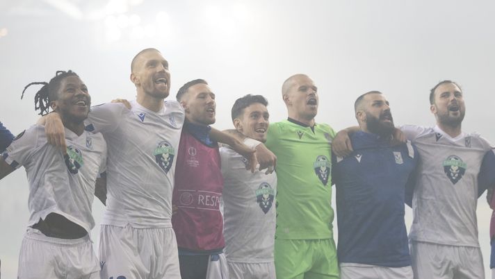 STOCKHOLM, SWEDEN - MARCH 16: Adriel Ba Loua, Bartosz Salamon, Afonso Sousa, Filip Bednarek, Mikael Ishak, and Antonio Milic of Lech Poznan celebrate after the UEFA Europa Conference League round of 16 leg two match between Djurgardens IF and Lech Poznan at Tele2 Arena on March 16, 2023 in Stockholm, Sweden. (Photo by Michael Campanella/Getty Images) Il Lech Poznan annuncia: “Lo stadio farà vedere di cosa siamo orgogliosi” - immagine 1