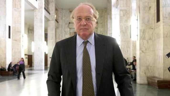 L'ex Ad Eni, Paolo Scaroni, nei corridoi del tribunale di Milano durante una pausa dell'udienza odierna del processo a suo carico per un presento caso di corruzione in Algeria, 27 marzo 2017. ANSA / MATTEO BAZZI 