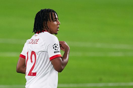 SEVILLE, SPAIN - OCTOBER 28: Jules Kounde of Sevilla FC looks on during the UEFA Champions League Group E stage match between Sevilla FC and Stade Rennais at Estadio Ramon Sanchez Pizjuan on October 28, 2020 in Seville, Spain. Sporting stadiums around Spain remain under strict restrictions due to the Coronavirus Pandemic as Government social distancing laws prohibit fans inside venues resulting in games being played behind closed doors. (Photo by Mateo Villalba/Quality Sport Images/Getty Images) Keita allo Spartak Mosca che lo annuncia… prendendo in giro il Barcellona - immagine 1
