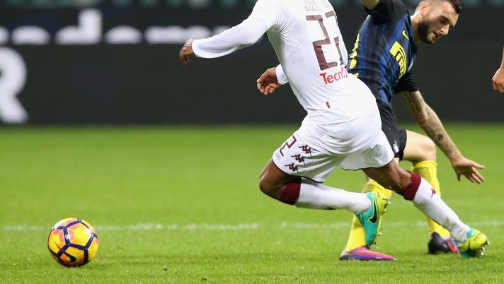 MILAN, ITALY - OCTOBER 26:  Marcelo Brozovic (R) of Inter competes for the ball with Joel Obi of Torino during the Serie A match between FC Internazionale and FC Torino at Stadio Giuseppe Meazza on October 26, 2016 in Milan, Italy.  (Photo by Maurizio Lagana - Inter/Inter via Getty Images) 