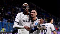 Tripletta Osimhen e doppietta Kvara: il Napoli strapazza il Sassuolo, 6-1 il finale