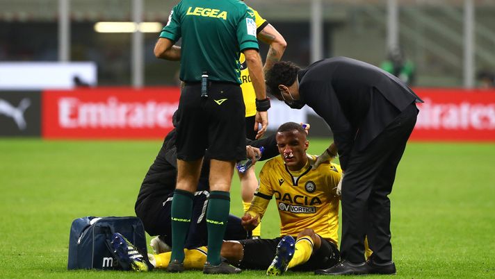 MILAN, ITALY - MARCH 03: Rodrigo Becao of Udinese Calcio recieves treatment during the Serie A match between AC Milan and Udinese Calcio at Stadio Giuseppe Meazza on March 03, 2021 in Milan, Italy. Sporting stadiums around Italy remain under strict restrictions due to the Coronavirus Pandemic as Government social distancing laws prohibit fans inside venues resulting in games being played behind closed doors. (Photo by Marco Luzzani/Getty Images) Udinese | Prosegue il lavoro in vista della Serie A: il punto sugli infortunati - immagine 1