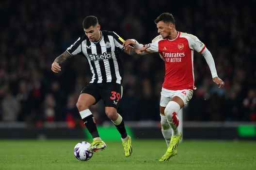 Newcastle ko, tifoso compie atto osceno con la sciarpa dell’Arsenal- immagine 2