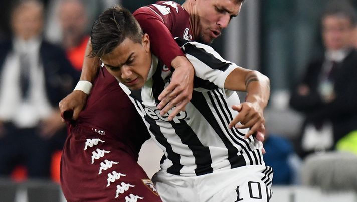 TURIN, ITALY - SEPTEMBER 23:  Paulo Exequiel Dybala #10 of Juventus competes for the ball with Evangelista Lyanco of Torino FC during the Serie A match between Juventus and Torino FC on September 23, 2017 in Turin, Italy.  (Photo by Alessandro Sabattini/Getty Images ) 