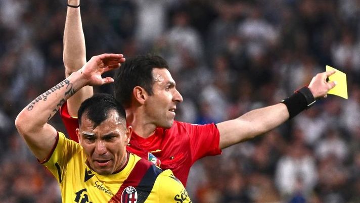 TOPSHOT - Italian referee Juan Luca Sacchi (rear) gives a red card to Bologna's Chilean defender Gary Medel during the Italian Serie A football match between Juventus and Bologna on April 16, 2022 at the Juventus stadium in Turin. (Photo by MARCO BERTORELLO / AFP) (Photo by MARCO BERTORELLO/AFP via Getty Images) Bologna, ecco la decisione della Corte d’Appello sul ricorso alla squalifica di Medel - immagine 1