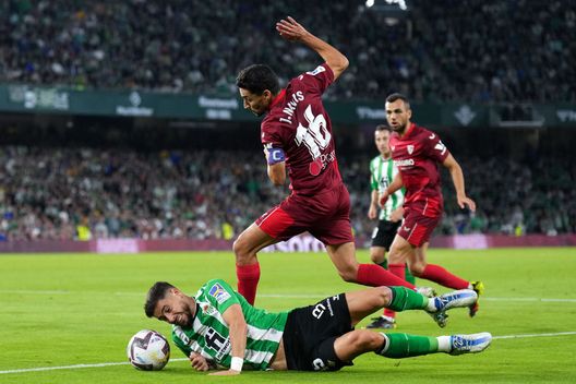 (Photo by Angel Martinez/Getty Images) Volano cartellini rossi nel derby di Siviglia: il Betis in nove viene raggiunto sull’1-1…- immagine 2