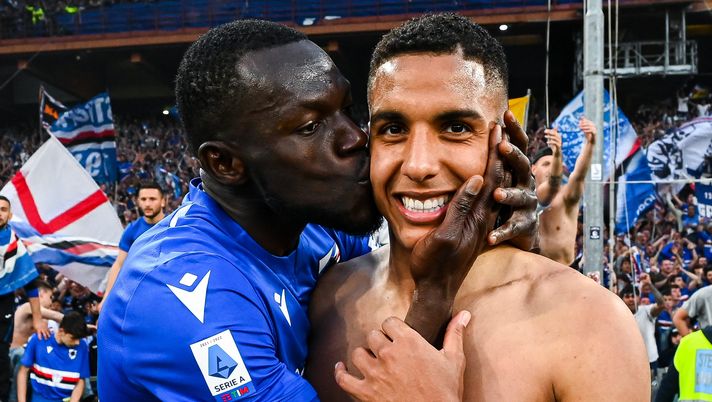 GENOA, ITALY - APRIL 30: Omar Colley (L) and Abdelhamid Sabiri of Sampdoria celebrate after the Serie A match between UC Sampdoria and Genoa CFC at Stadio Luigi Ferraris on April 30, 2022 in Genoa, Italy. (Photo by Getty Images) Sampdoria, bilancio disastroso: serve cedere e la Fiorentina osserva - immagine 1
