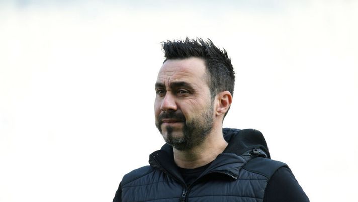 REGGIO NELL'EMILIA, ITALY - MARCH 13: Roberto De Zerbi, Head Coach of U.S. Sassuolo Calcio looks on prior to the Serie A match between US Sassuolo and Hellas Verona FC at Mapei Stadium - Città del Tricolore on March 13, 2021 in Reggio nell'Emilia, Italy. Sporting stadiums around Italy remain under strict restrictions due to the Coronavirus Pandemic as Government social distancing laws prohibit fans inside venues resulting in games being played behind closed doors. (Photo by Alessandro Sabattini/Getty Images) De Zerbi pronto al colpo di scena: accordo vicino, si può chiudere a breve giro - immagine 1