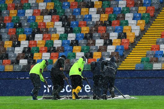 UDINE, ITALY - DECEMBER 06:Gardeners at work before the Serie A match between Udinese Calcio and Atalanta BC at Dacia Arena on December 06, 2020 in Udine, Italy. (Photo by Alessandro Sabattini/Getty Images) UDINE, ITALY - DECEMBER 06:Gardeners at work before the Serie A match between Udinese Calcio and Atalanta BC at Dacia Arena on December 06, 2020 in Udine, Italy. (Photo by Alessandro Sabattini/Getty Images)